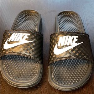 Black Nike slides size 8
